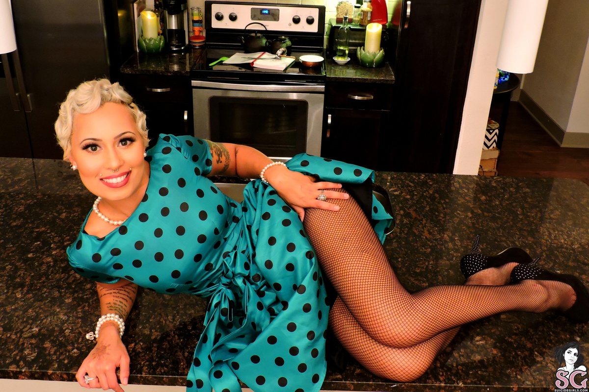 itsvelvetvega-toohotforthekitchen-05.jpg