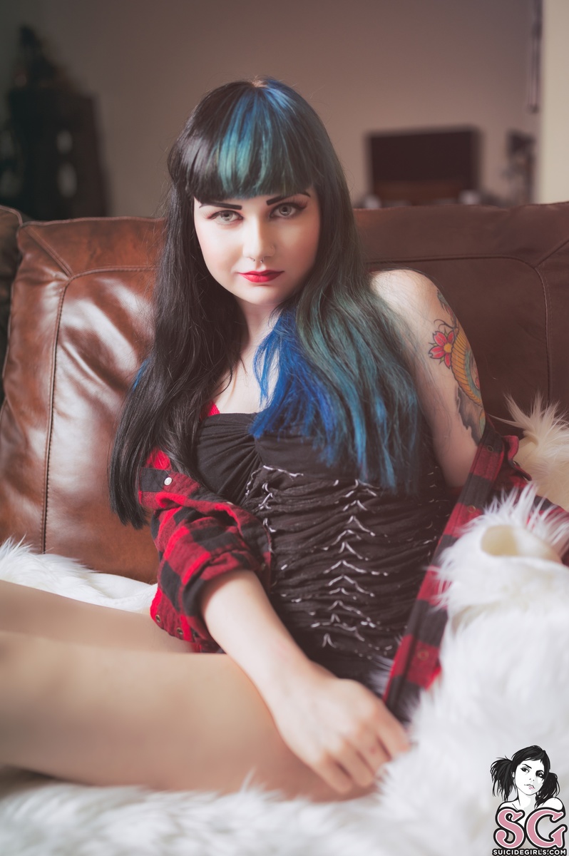 coffinskiss-redlace-01.jpg