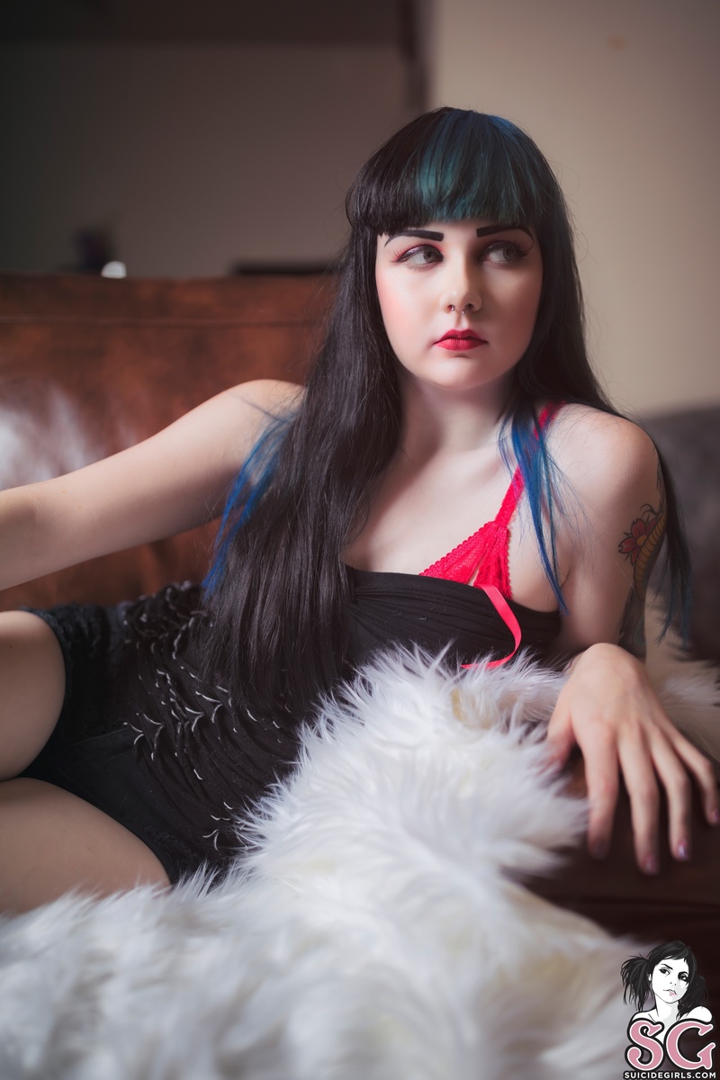 coffinskiss-redlace-05.jpg