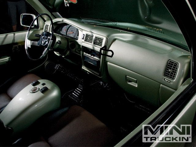 0908mt_02_z1996_toyota_tacomainterior.jpg