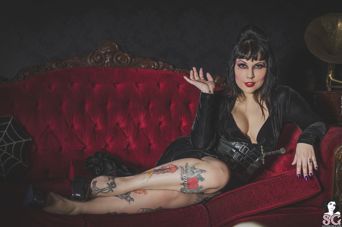 luciana-mistressofthedark-03.jpg