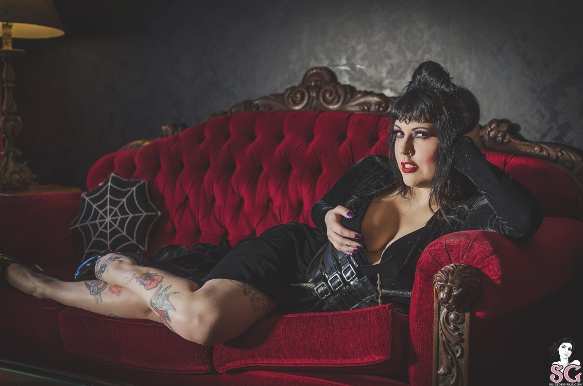 luciana-mistressofthedark-05.jpg