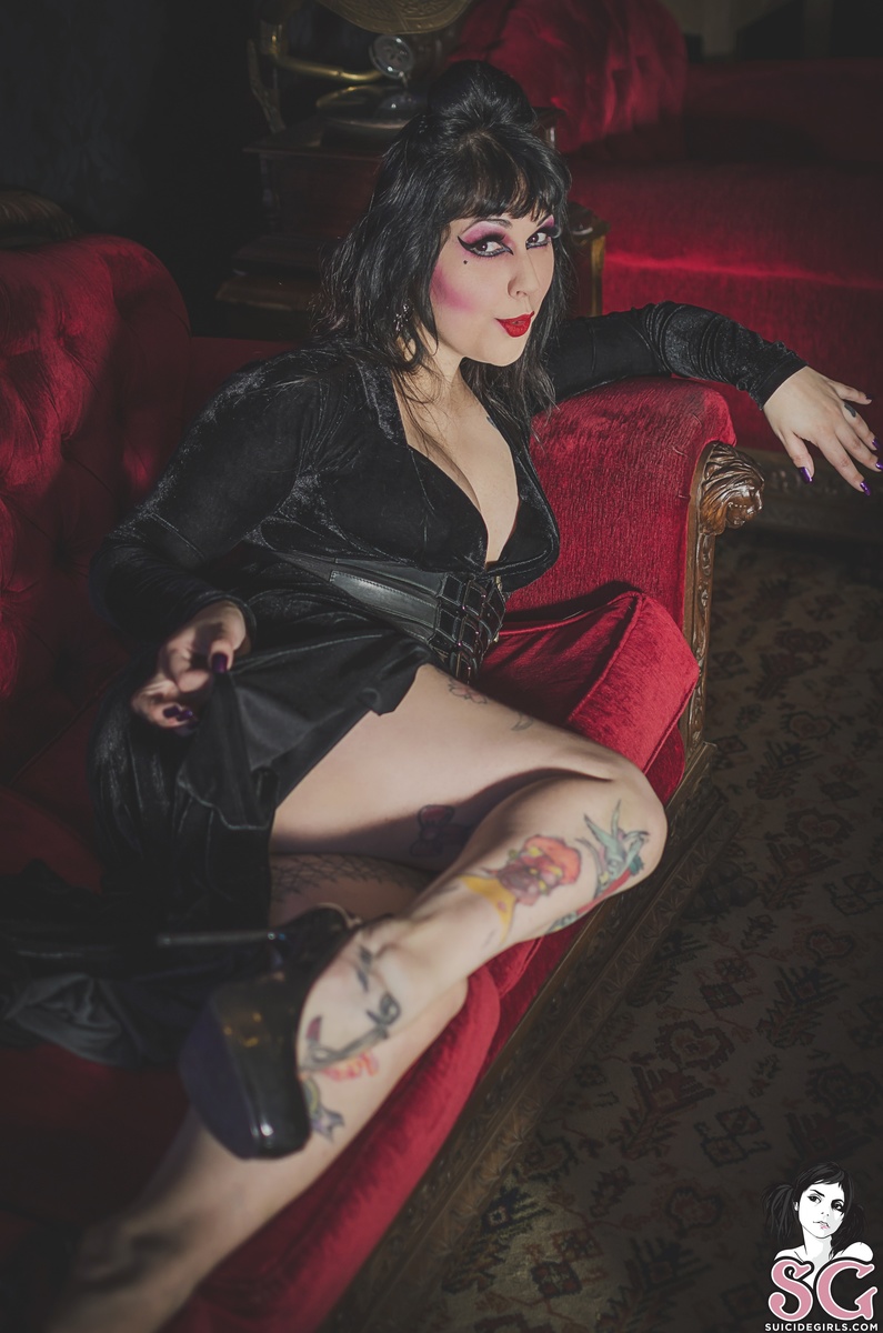 luciana-mistressofthedark-07.jpg