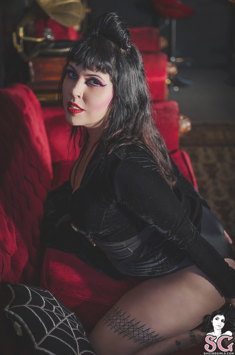luciana-mistressofthedark-11.jpg