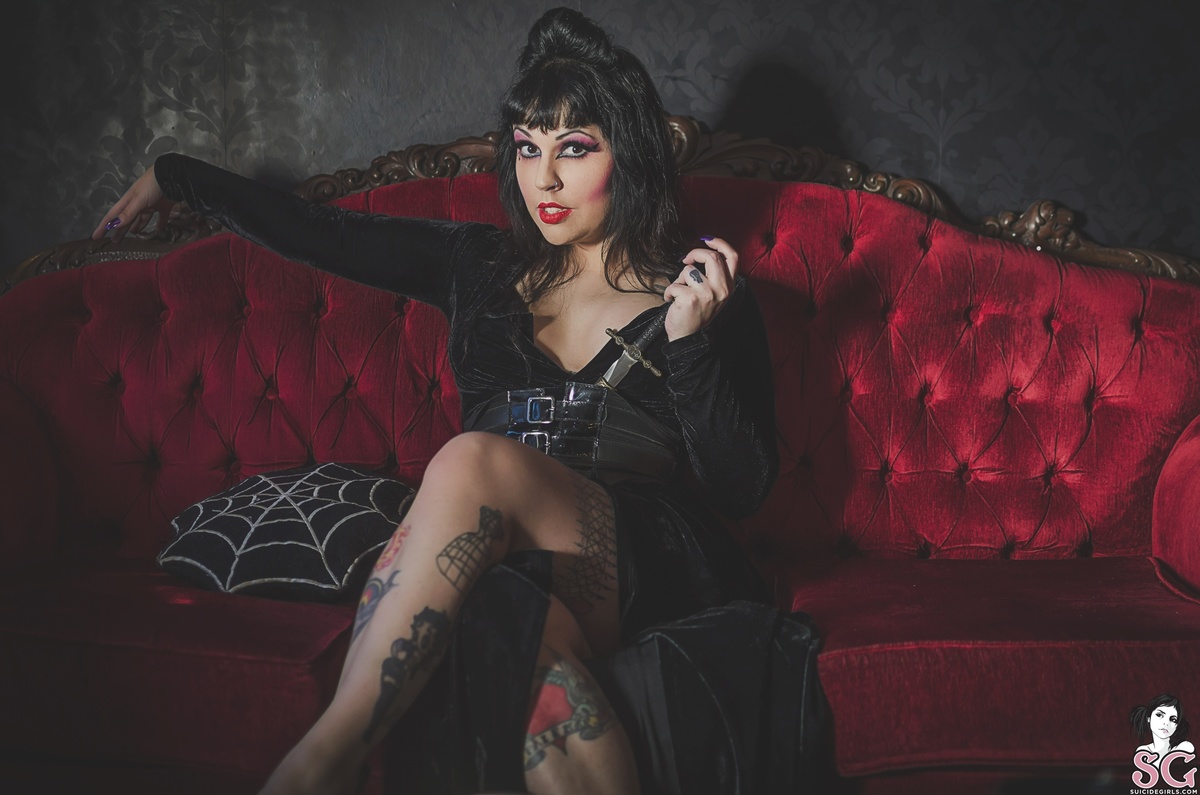 luciana-mistressofthedark-13.jpg