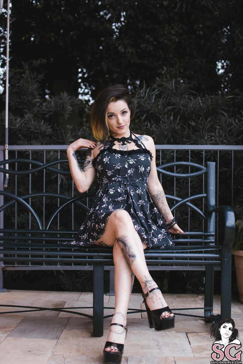 cherryalves-blackwindow-03.jpg
