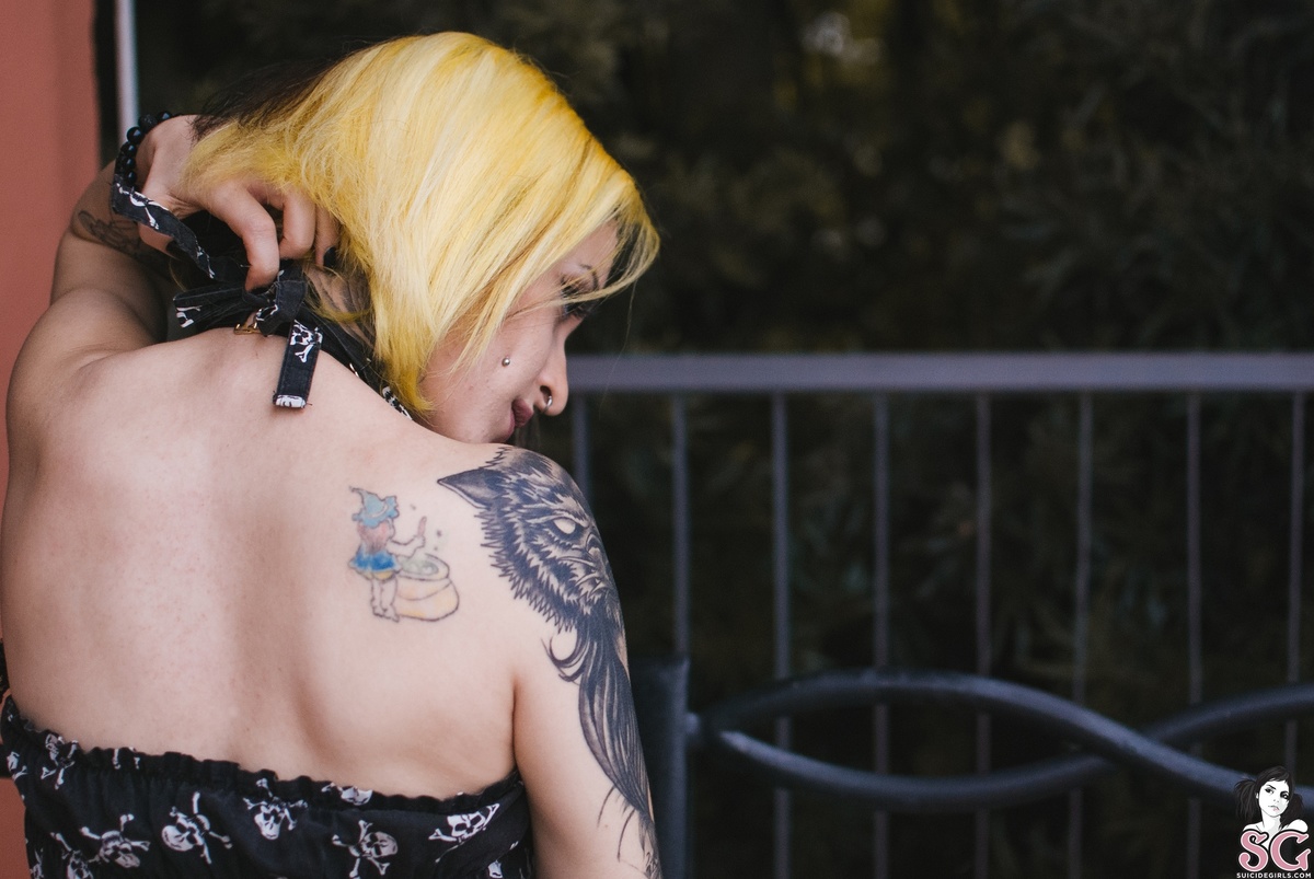 cherryalves-blackwindow-07.jpg