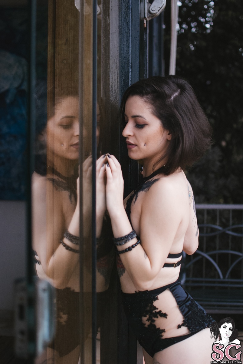 cherryalves-blackwindow-21.jpg