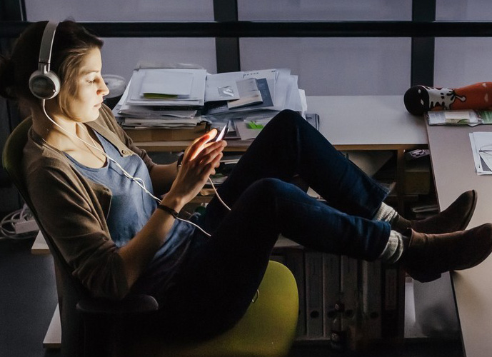 ladydesk2-crop.jpg
