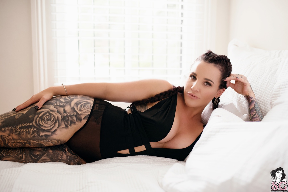 lisey-sinfulgreek-13.jpg