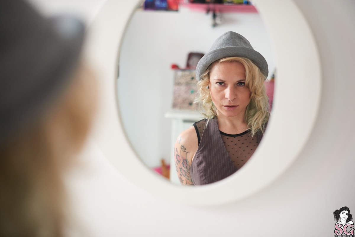 bdisaster-mirrormirror-03.jpg