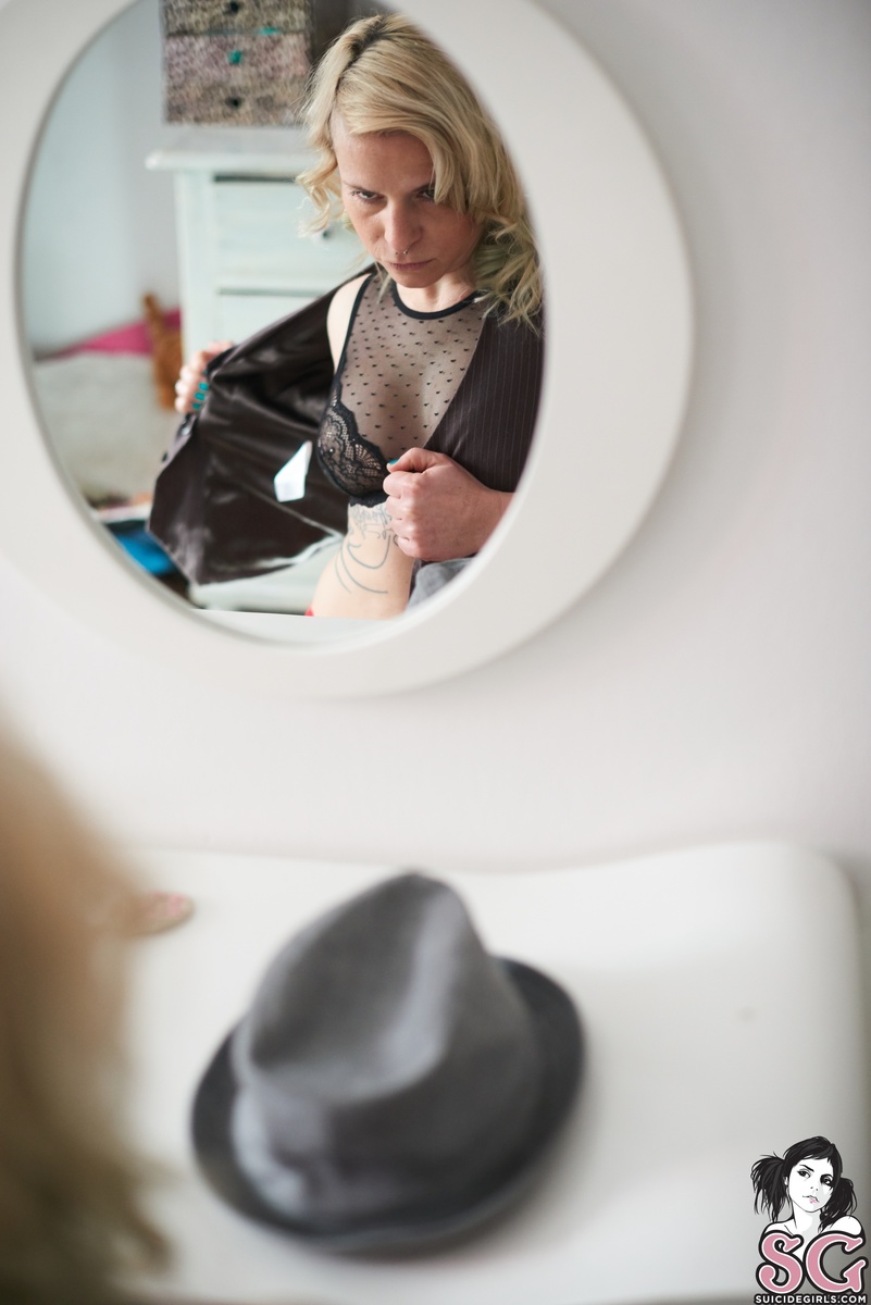 bdisaster-mirrormirror-05.jpg
