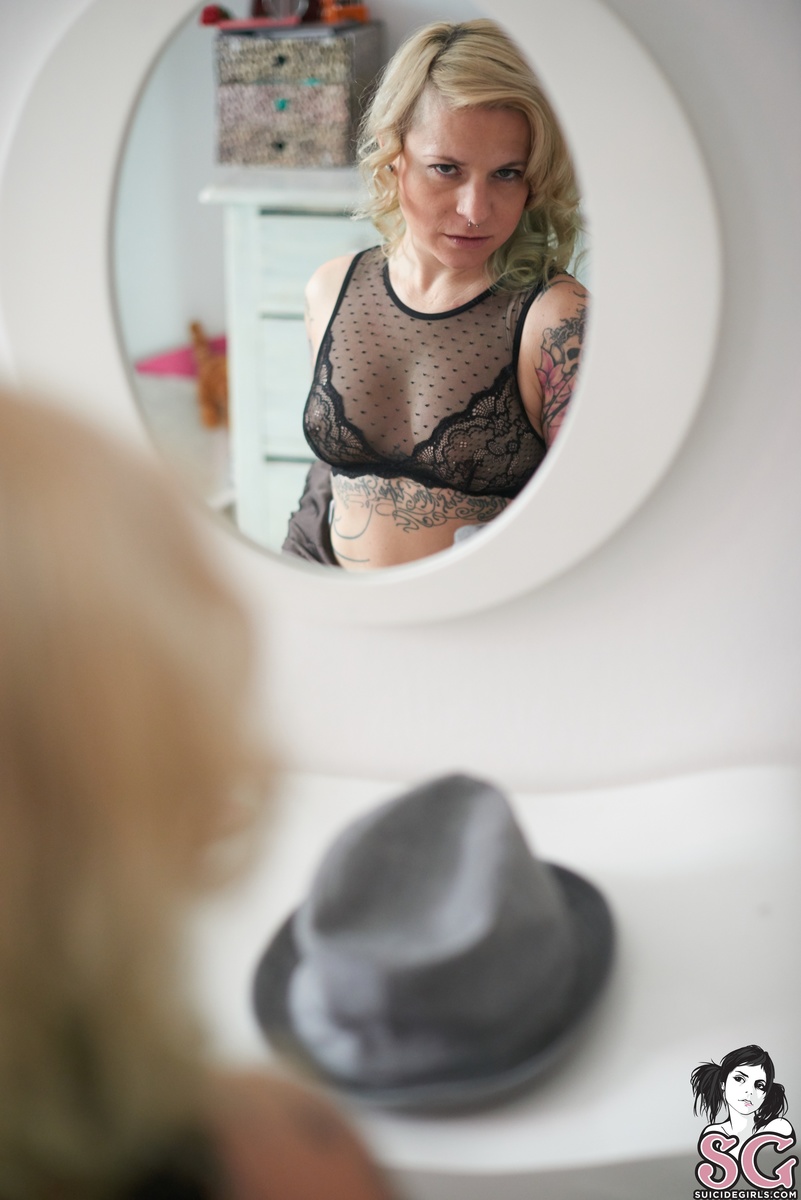 bdisaster-mirrormirror-09.jpg
