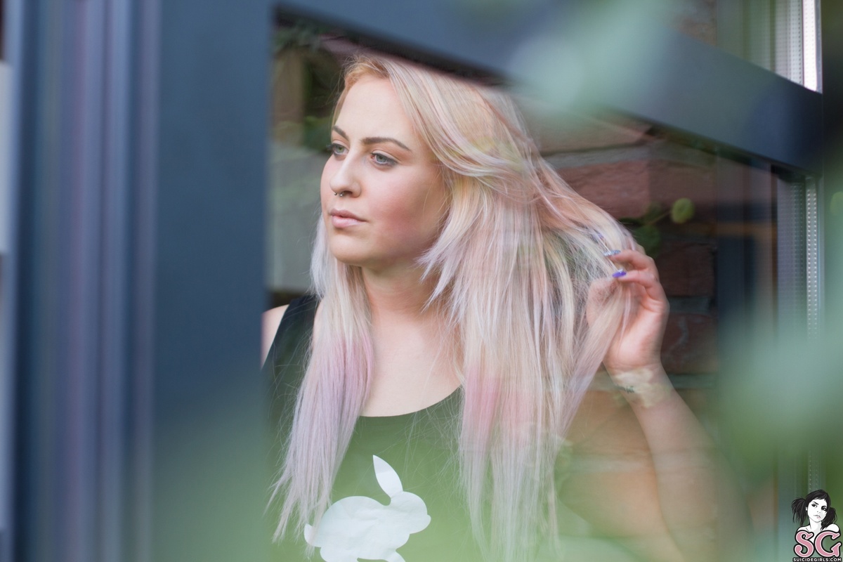 xjuliet-followthewhiterabbit-01.jpg