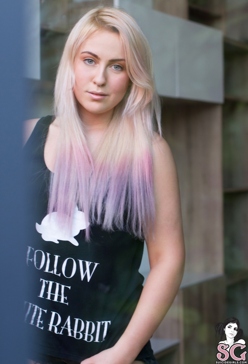 xjuliet-followthewhiterabbit-05.jpg