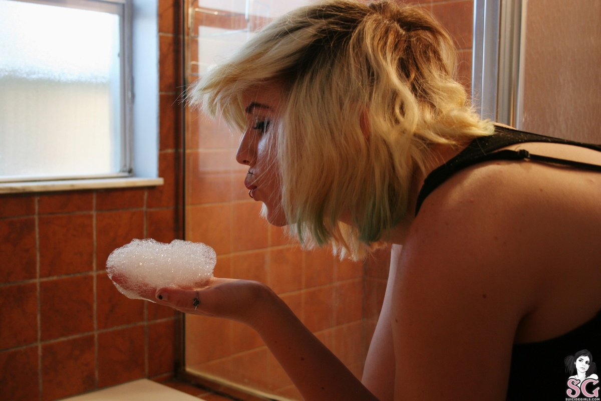 hardcoreharley-bathtimeandbubbles-07.jpg