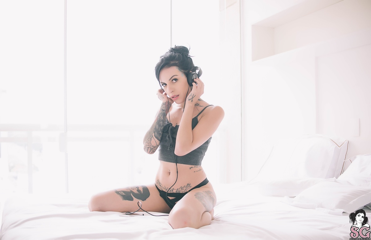 lyn-letmebeyoursong-01.jpg