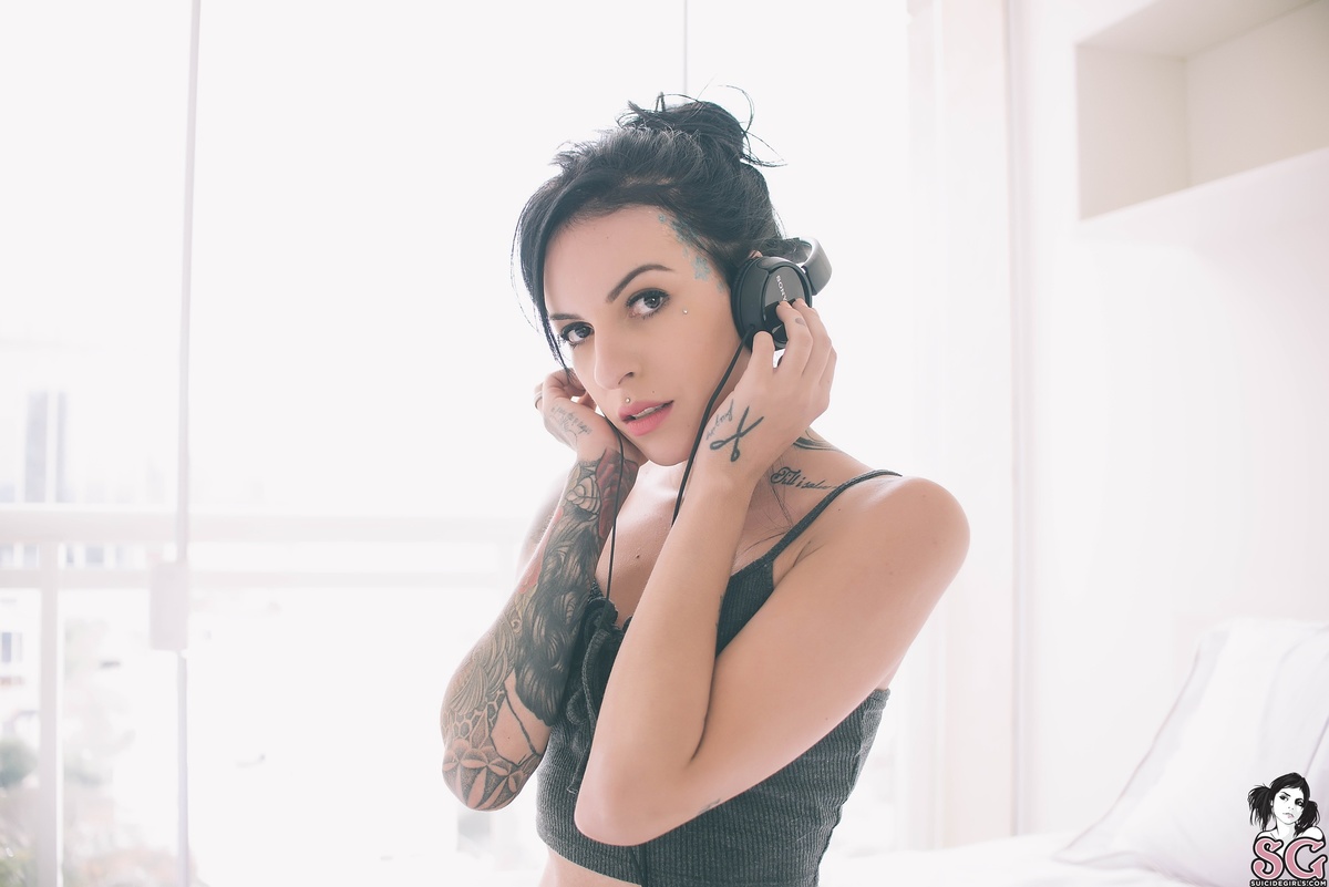 lyn-letmebeyoursong-03.jpg