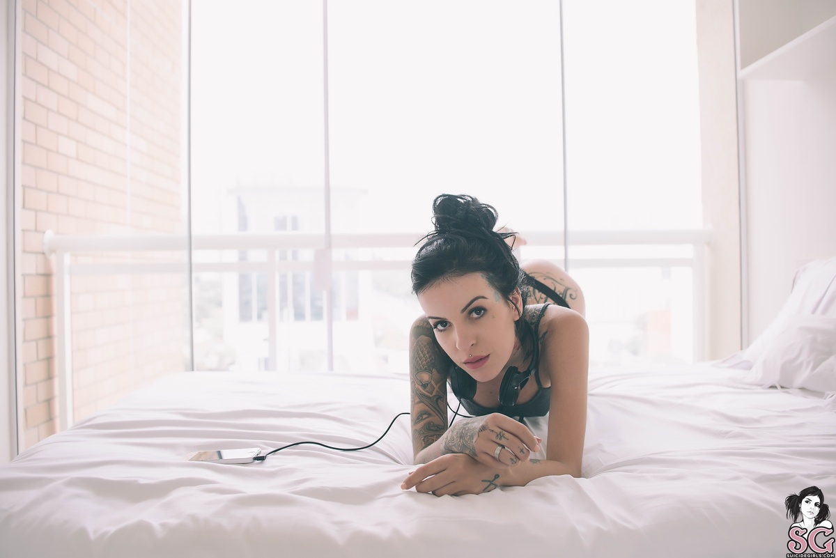 lyn-letmebeyoursong-07.jpg