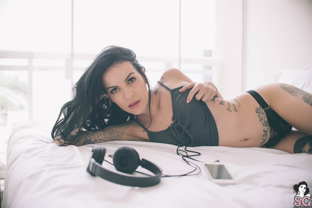 lyn-letmebeyoursong-17.jpg
