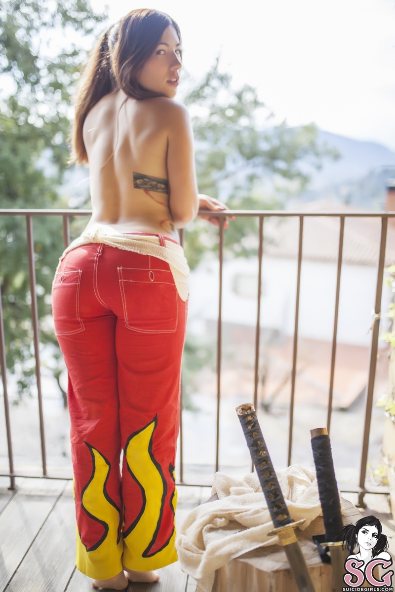 livay-yougavememyscarlet-11.jpg