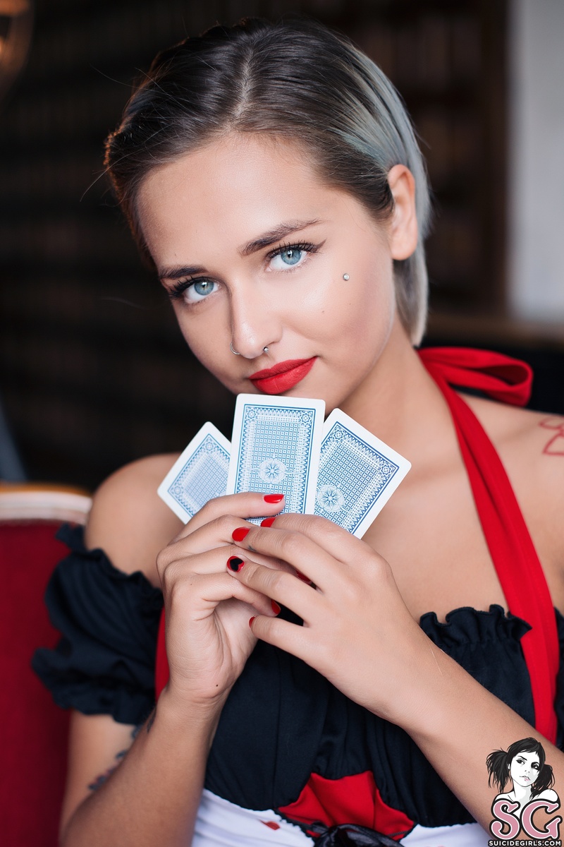 valeriya-thequeenofcards-01.jpg