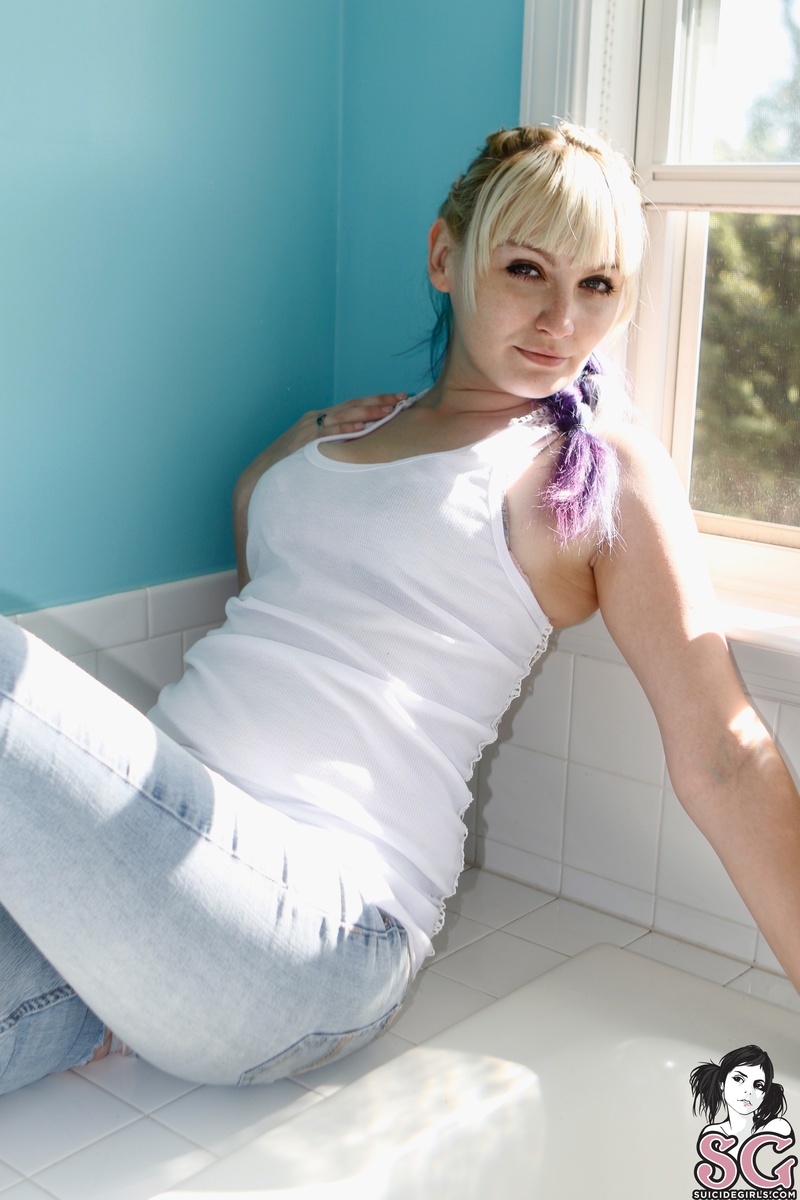 mizzhyde87-playinginthebathroom-01.jpg