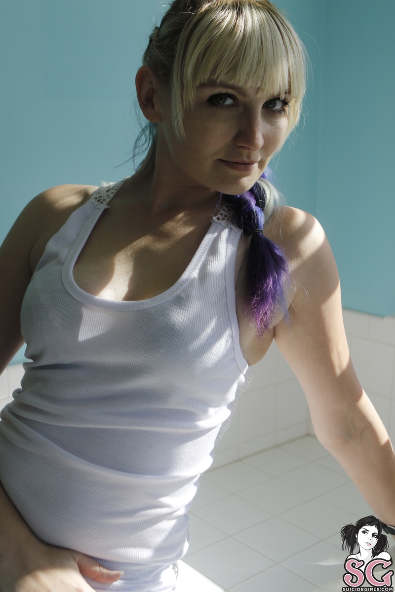 mizzhyde87-playinginthebathroom-09.jpg