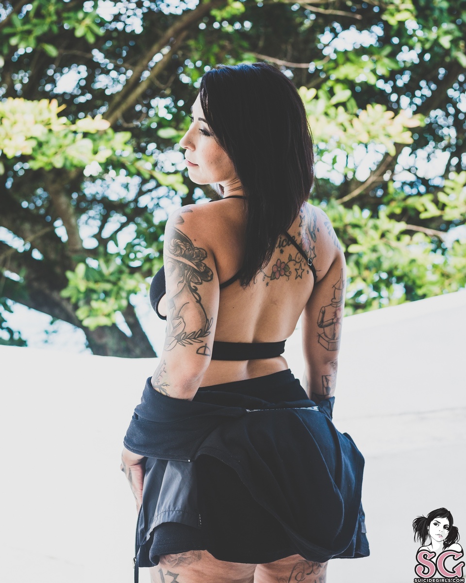 morenaveneno-poisongirl-05.jpg