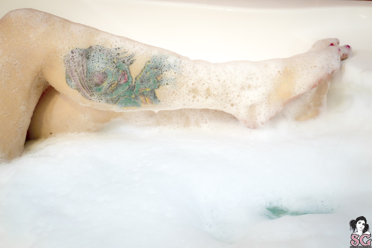 lilylemon-restinginthetub-33.jpg