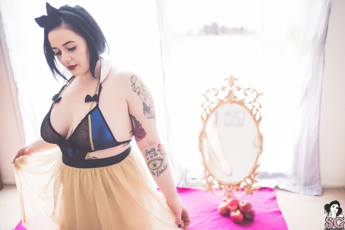 chloemai-whiteassnow-05.jpg