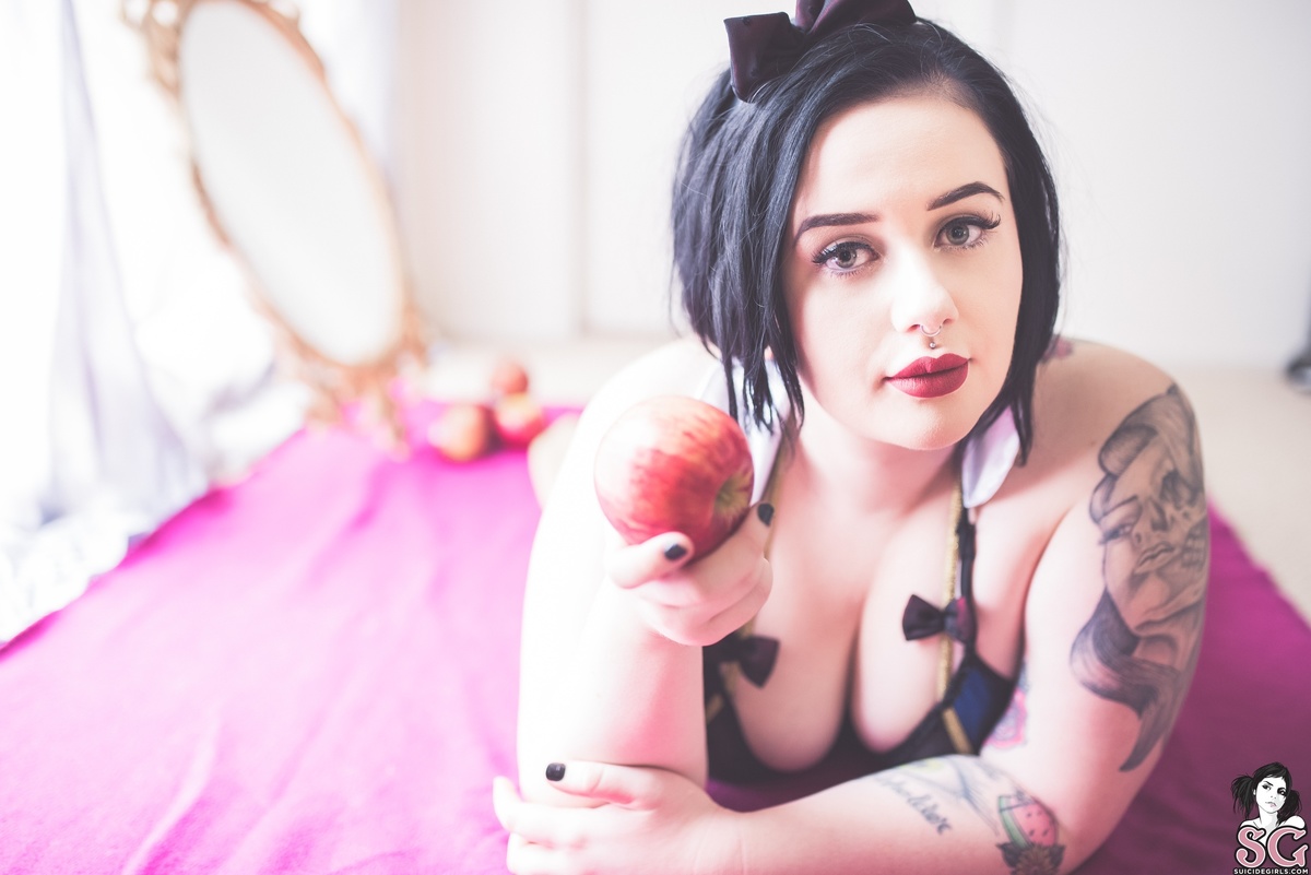 chloemai-whiteassnow-11.jpg