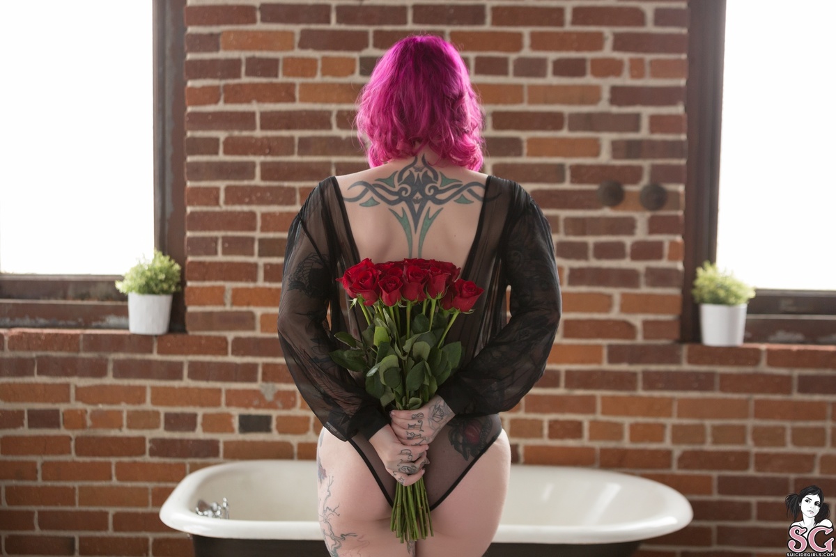 cessie-rosered-01.jpg
