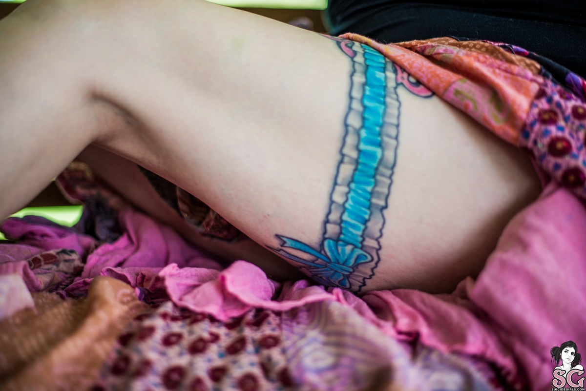 rebelleoutlaw-standstilllookpretty-05.jpg