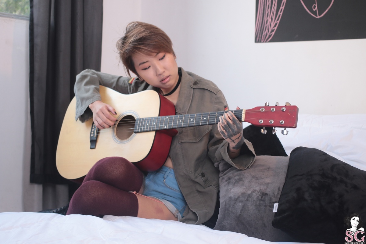 alyss4-playingguitar-01.jpg
