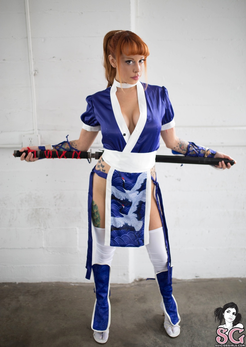 leemalee-deadoralive-01.jpg