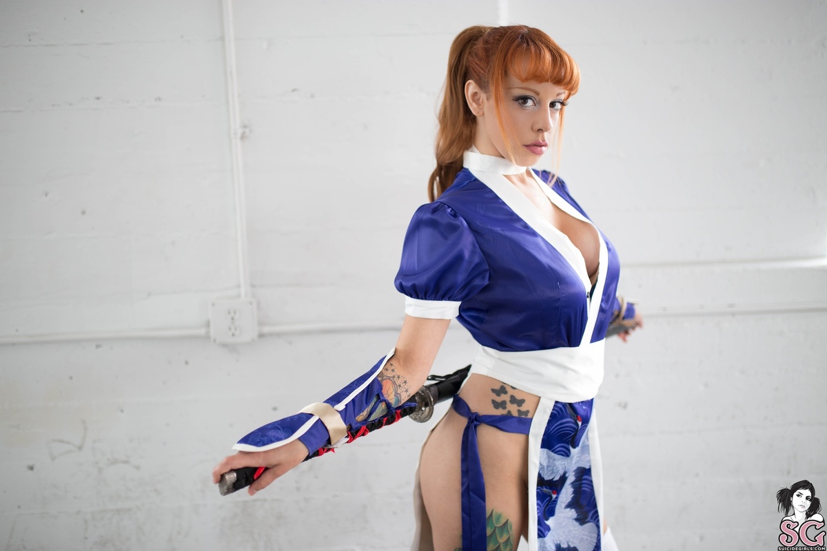 leemalee-deadoralive-03.jpg
