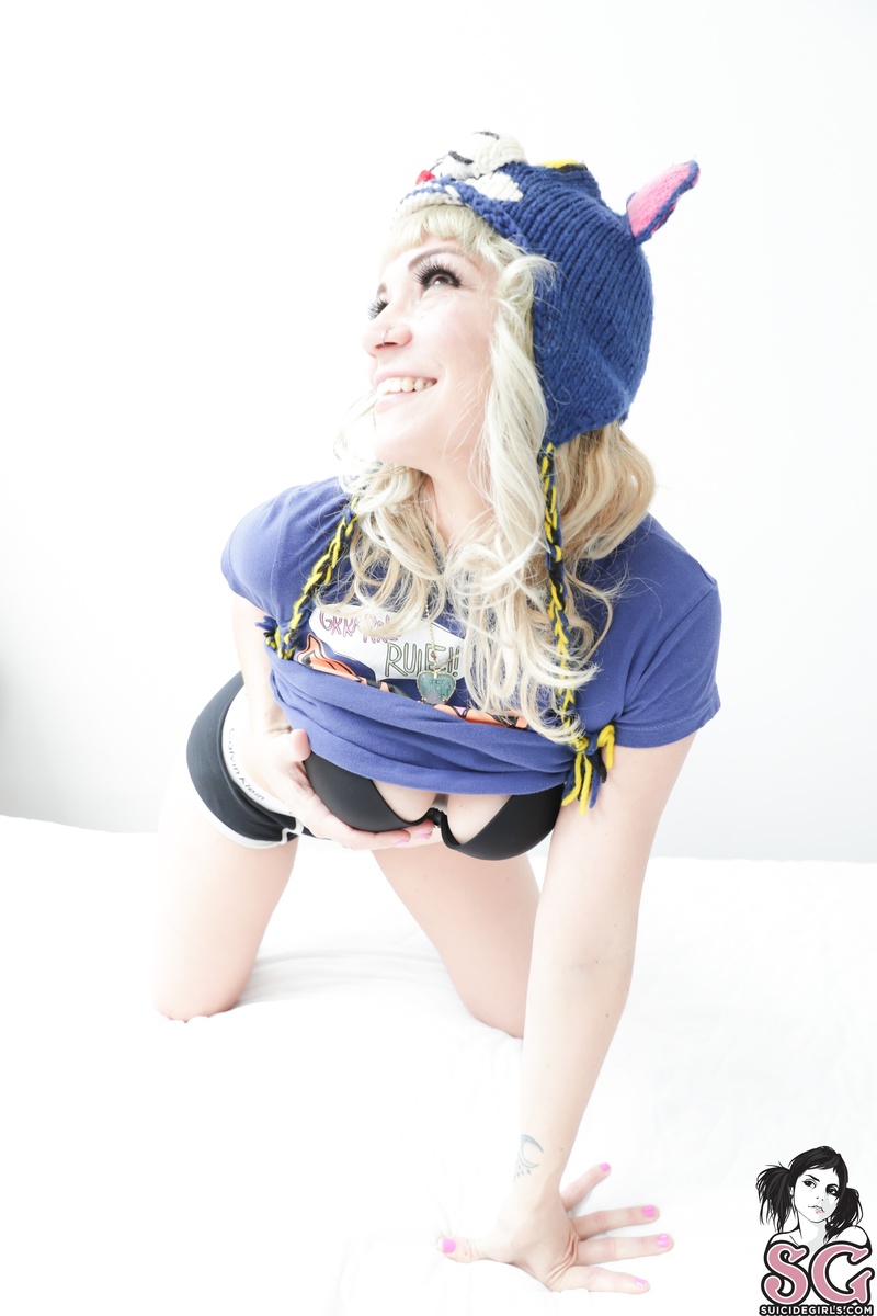 haditacristal-catonahotsinroom-03.jpg