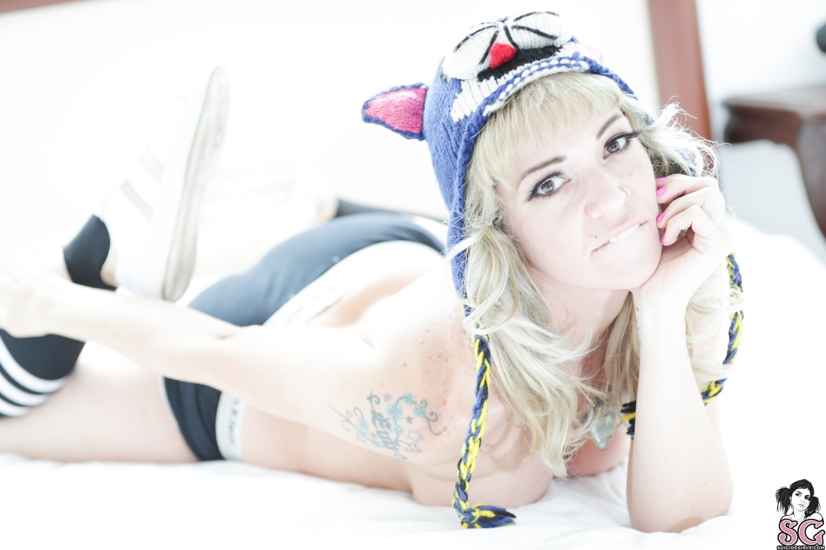 haditacristal-catonahotsinroom-15.jpg