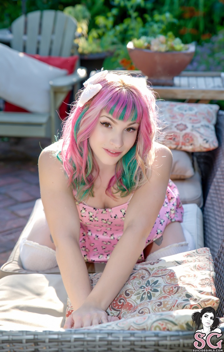 dirtydollie-playingwithdollie-01.jpg