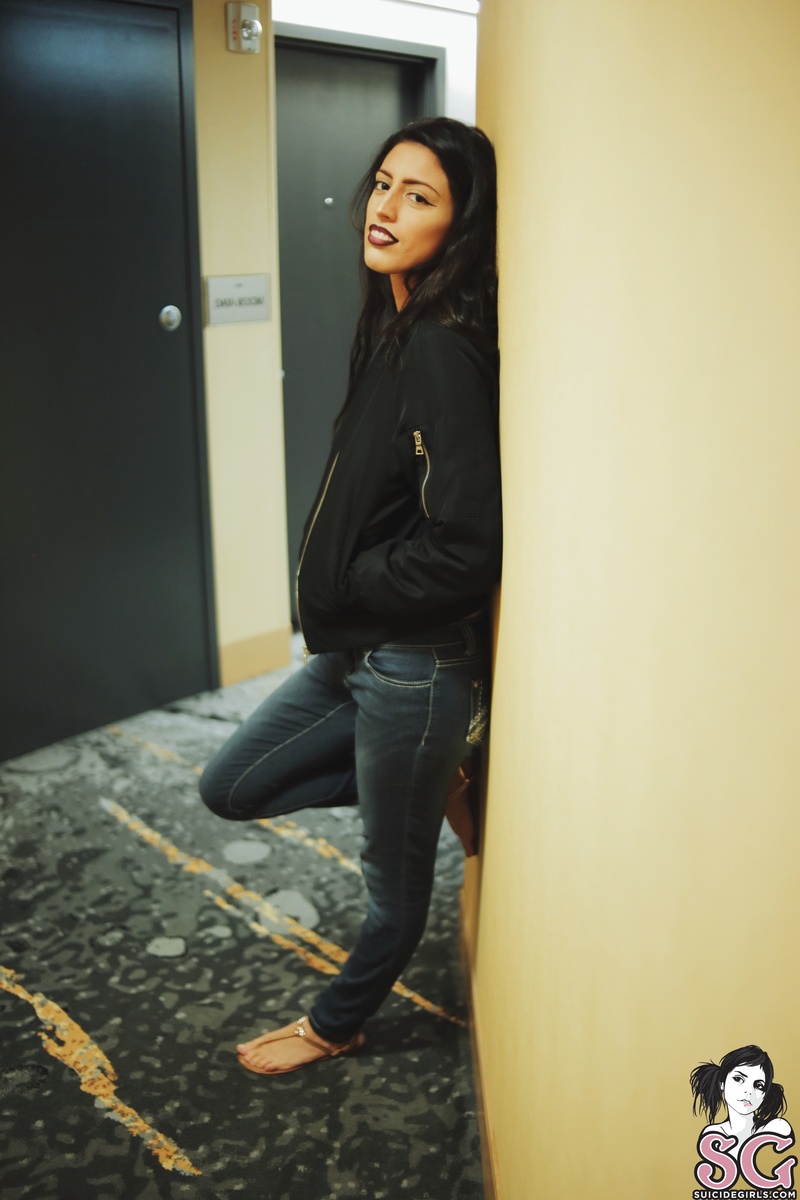 nikkiee-comeuptomyhotelroom-01.jpg