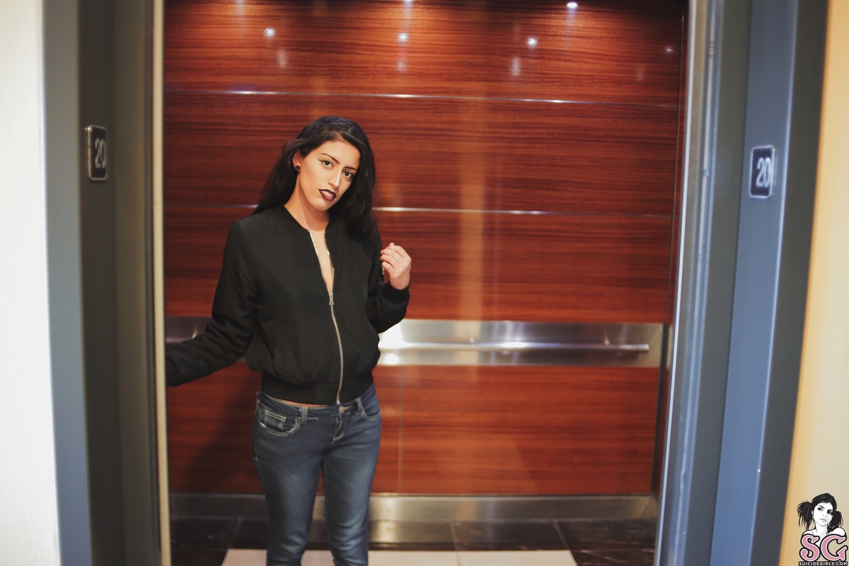 nikkiee-comeuptomyhotelroom-03.jpg
