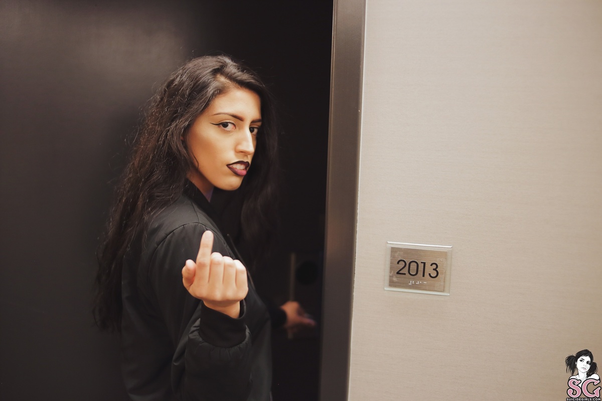 nikkiee-comeuptomyhotelroom-07.jpg