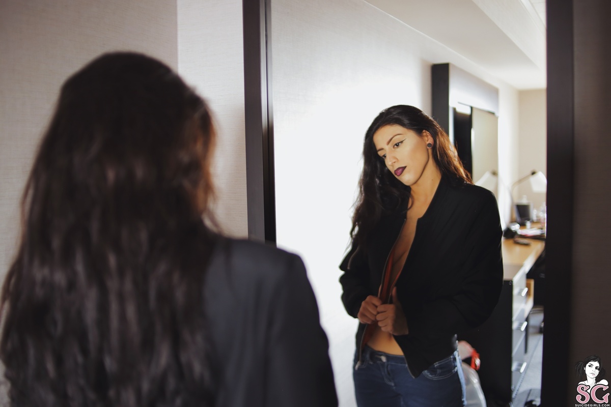 nikkiee-comeuptomyhotelroom-09.jpg