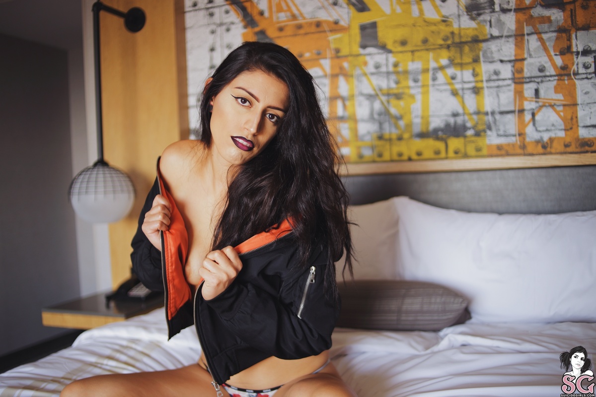 nikkiee-comeuptomyhotelroom-21.jpg