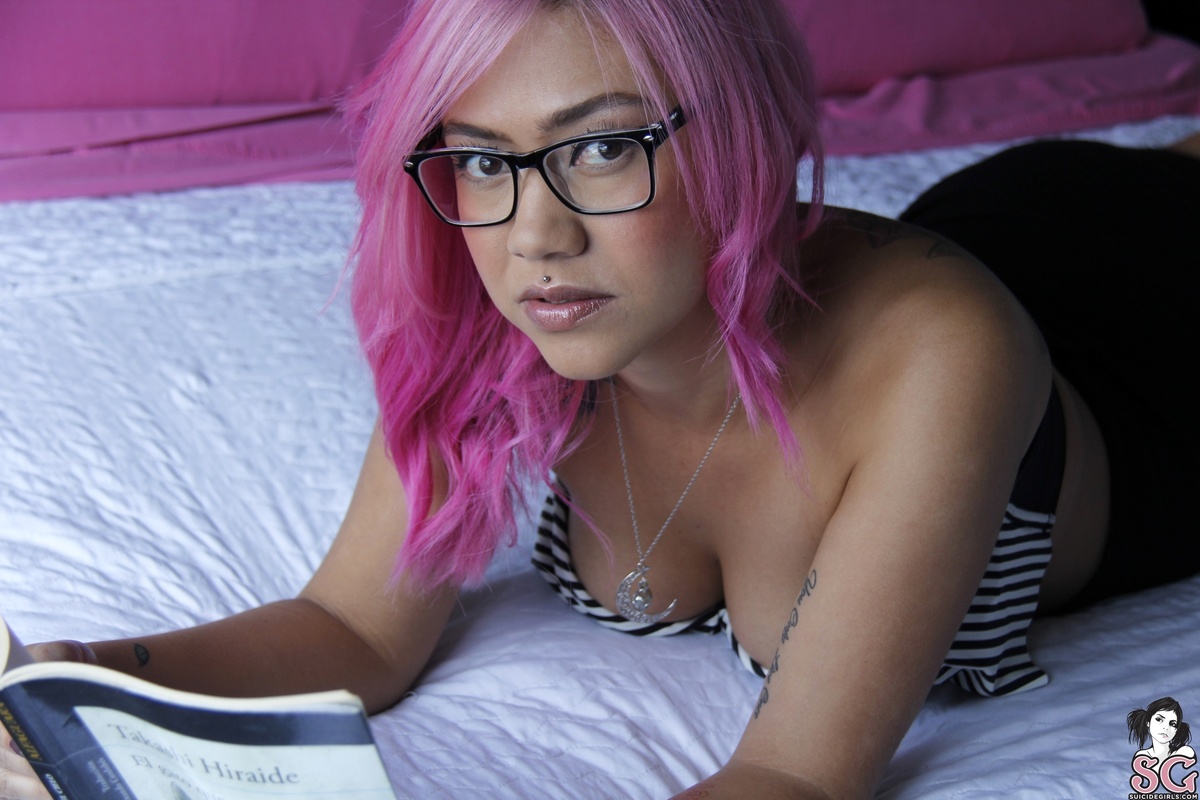 dafnepunk-pinkreading-01.jpg