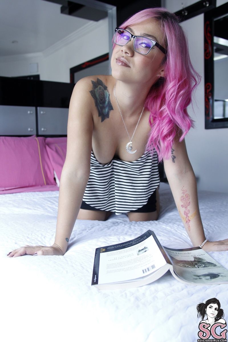 dafnepunk-pinkreading-09.jpg