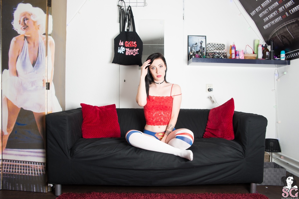 haileyfox-supergirl-01.jpg