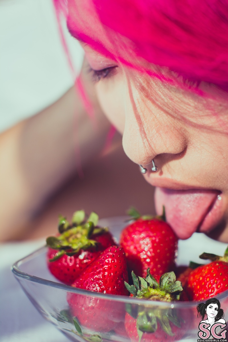 redaura-eatthisstrawberry-11.jpg