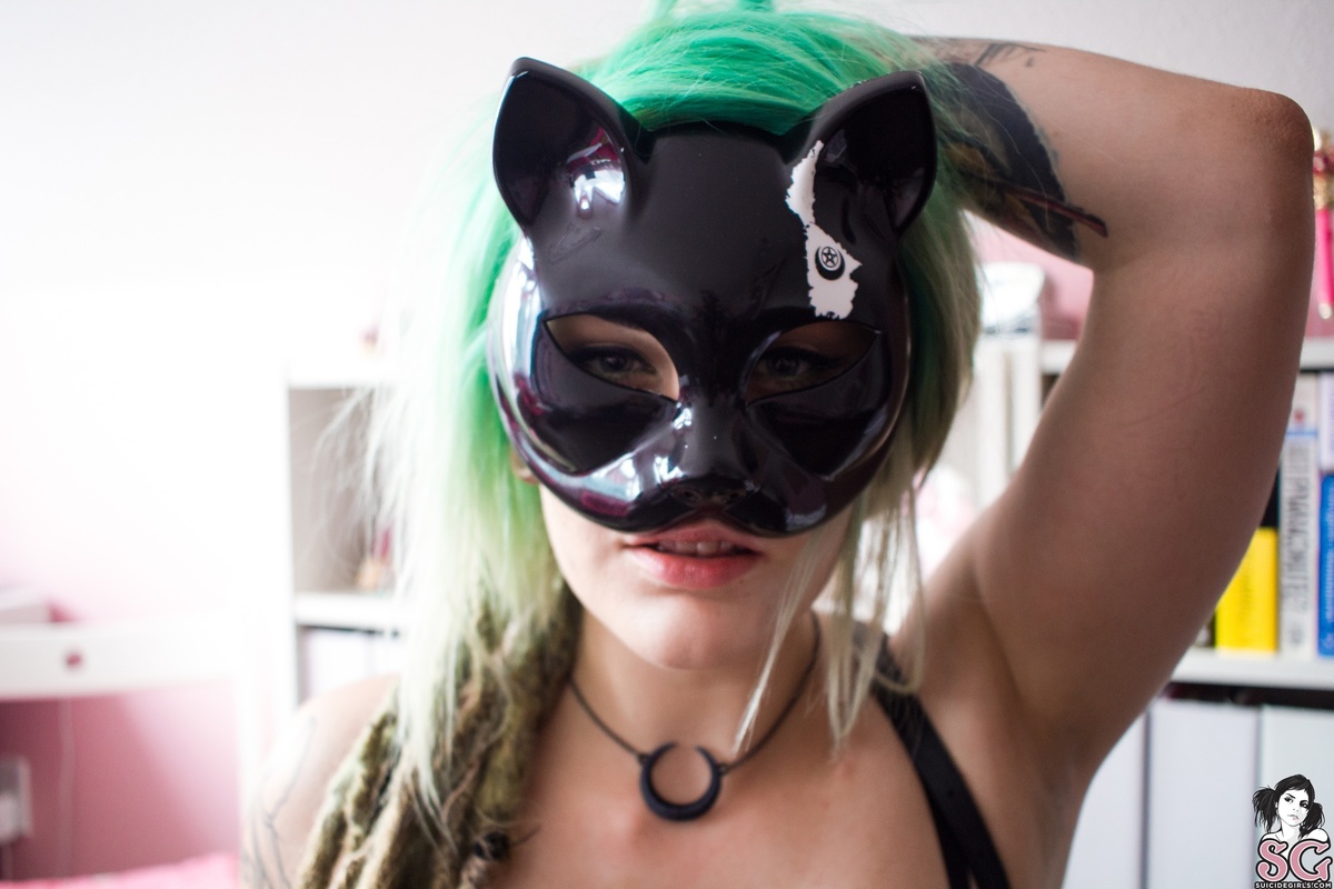 sarahmoon-womanisadangercat-01.jpg